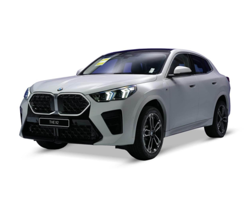 X2 3Side نمایی از خودروی ب ام و x2 2025 سفید در نمای جلو سمت راست خودرو که طراحی بروز شده را به رخ می کشد