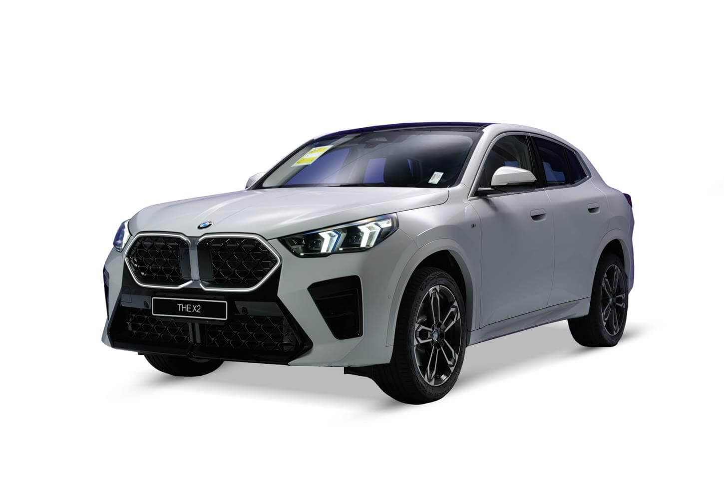 X2 3Side نمایی از خودروی ب ام و x2 2025 سفید در نمای جلو سمت راست خودرو که طراحی بروز شده را به رخ می کشد