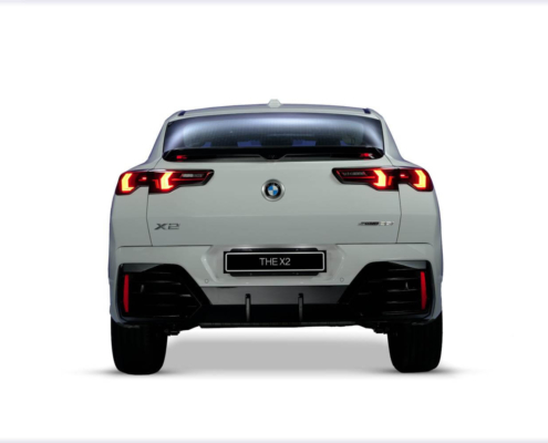 X2 Back نمایی از خودروی ب ام و x2 2025 سفید در نمای پشت خودرو که طراحی بروز شده را به رخ می کشد