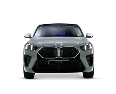 X2 Front A نمایی از خودروی ب ام و x2 2025 سفید در نمای جلو خودرو که طراحی بروز شده را به رخ می کشد