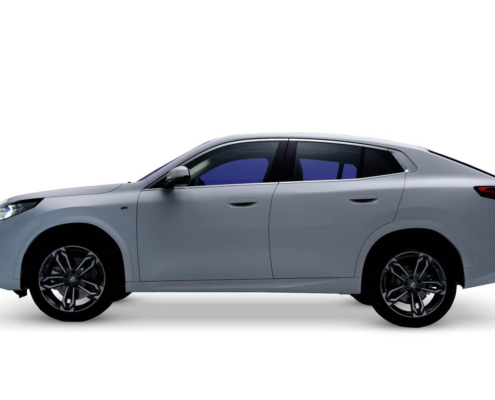 X2 Side نمایی از خودروی ب ام و x2 2025 سفید در سمت راست خودرو که طراحی بروز شده را به رخ می کشد