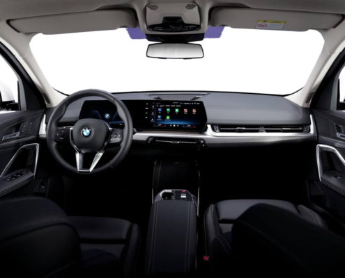 X2 in Side نمایی از داخل کابین خودروی ب ام و x2 2025 سفید که طراحی بروز شده داخل کابین را به نمایش می گذارد